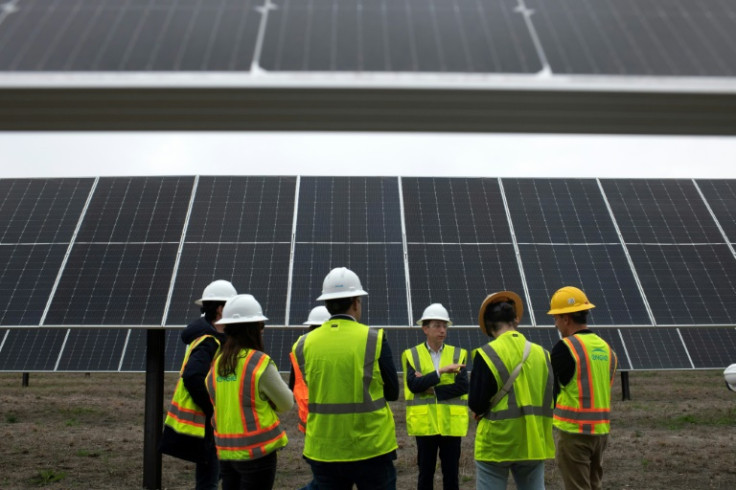 Il dirigente di Engie Frank Demaille parla durante una visita a un impianto solare a Hill County, Texas, il 1° marzo 2023