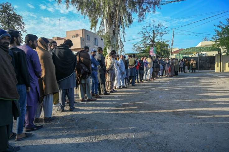 La gente fa la fila fuori dall&#39;ufficio passaporti nel distretto di Gujrat