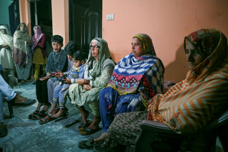 "Non posso sopportare questo dolore", ha detto la madre di Muhammad Nadeem Kausar Bibi (terza a destra)