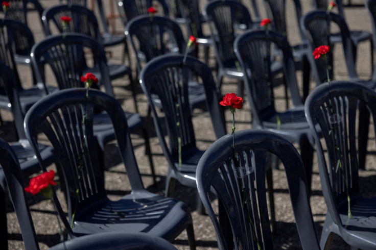 Garofani sono posti su cinquantasette sedie, che rappresentano le vittime di un fatale incidente ferroviario nei pressi della città di Larissa, durante una manifestazione davanti al Ministero dei Trasporti ad Atene