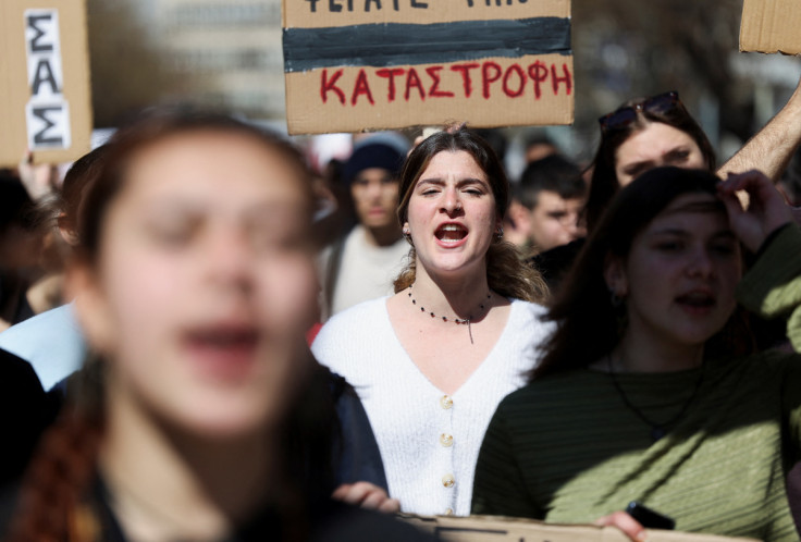 La gente protesta in Grecia per l&#39;incidente ferroviario mortale ad Atene