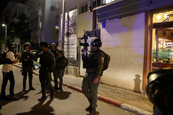 Il personale di sicurezza israeliano lavora sulla scena di un sospetto attacco con armi da fuoco nel centro di Tel Aviv