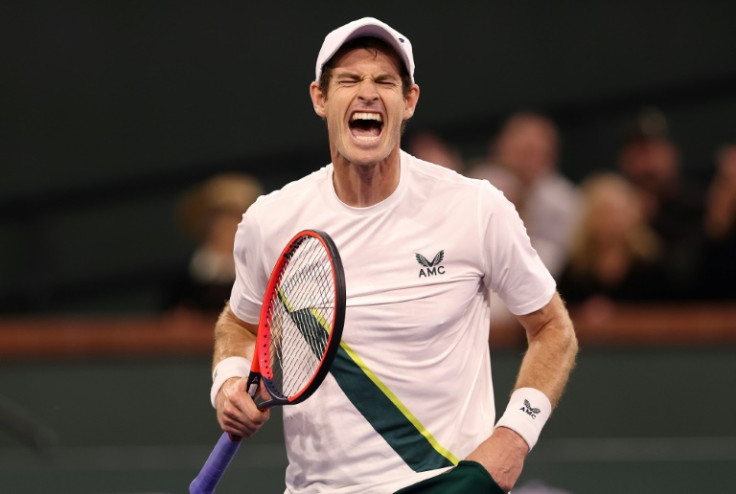 Il britannico Andy Murray festeggia la sua vittoria al primo turno contro l&#39;argentino Tomas Etcheverry agli Indian Wells WTA e ATP Masters