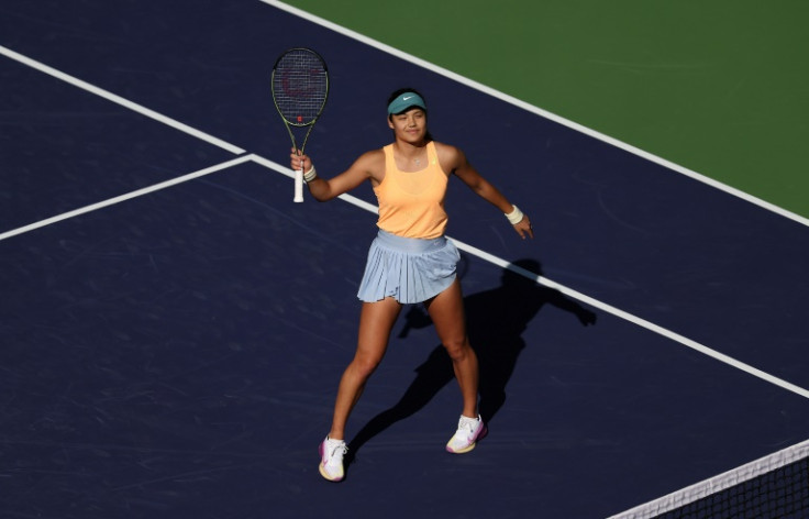 La britannica Emma Raducanu celebra la sua vittoria al primo turno su Danka Kovinic del Montenegro al torneo di tennis sul cemento di Indian Wells