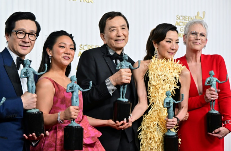 Il cast vincitore del premio Screen Actors Guild di &#39;Everything Everywhere All at Once&#39; (LR) - Ke Huy Quan, Stephanie Hsu, James Hong, Michelle Yeoh e Jamie Lee Curtis - dovrebbe salire nella notte degli Oscar