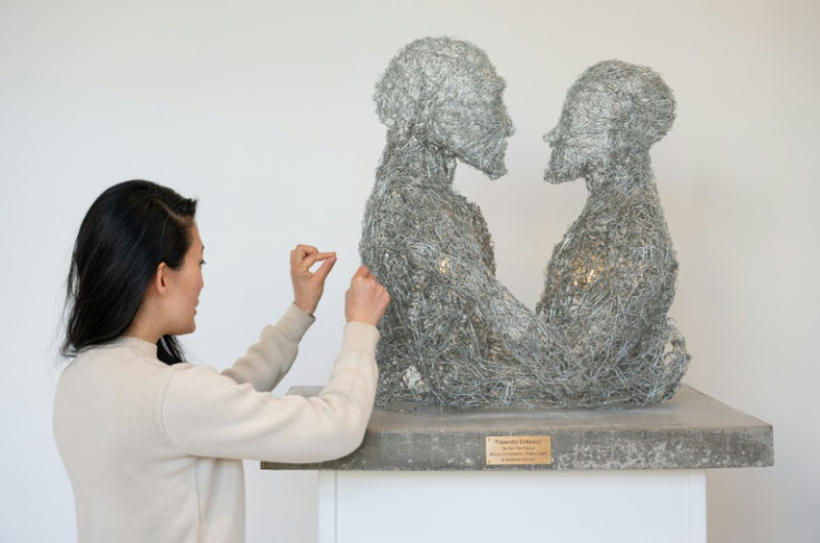 La curatrice Audrey Kim parla dell&#39;opera "Paperclip Embrace" al Misalignment Museum