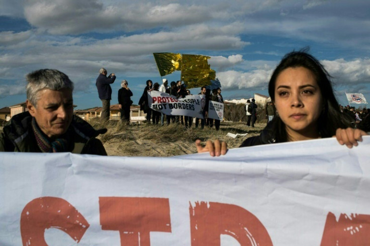 "Fermate il massacro, adesso!" manifestanti sul luogo del naufragio che ha ucciso 76 migranti al largo della costa meridionale della Calabria due settimane fa