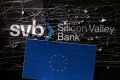 L&#39;illustrazione mostra il logo SVB (Silicon Valley Bank) distrutto e la bandiera dell&#39;UE