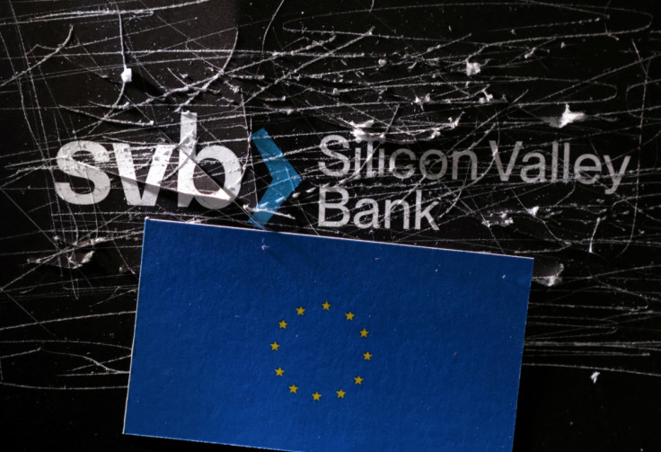 L&#39;illustrazione mostra il logo SVB (Silicon Valley Bank) distrutto e la bandiera dell&#39;UE