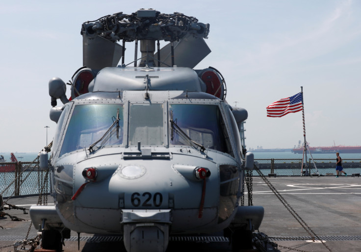 Un militare passa davanti a un elicottero Sikorsky SH-60 Seahawk a bordo della USS Blue Ridge (LCC 19) a Singapore