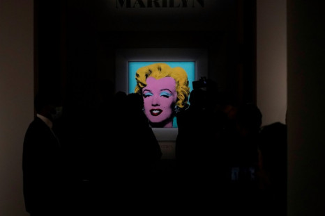 "Shot Sage Blue Marilyn" di Andy Warhol è stato venduto all&#39;asta per 195 milioni di dollari, un record per un&#39;opera d&#39;arte americana