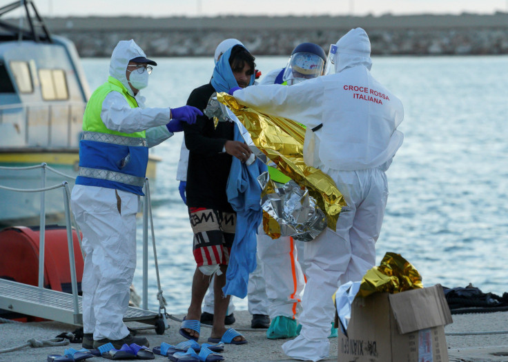 I migranti sbarcano in Sicilia dopo essere sopravvissuti a un naufragio mortale