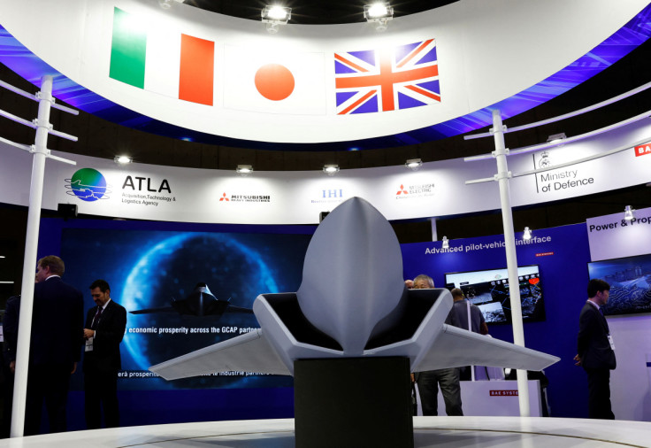 Un modello concettuale del jet da combattimento del Global Combat Air Program (GCAP) è esposto allo spettacolo di difesa giapponese DSEI al Makuhari Messe di Chiba