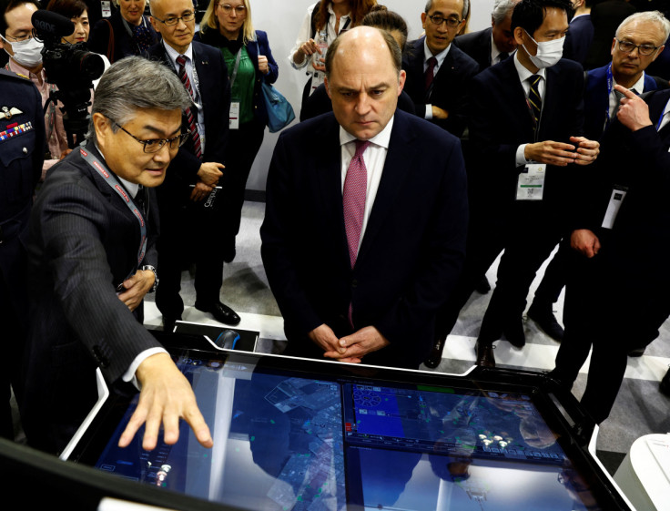 Il segretario alla Difesa britannico Ben Wallace visita lo stand giapponese della Mitsubishi Heavy Industries allo spettacolo della difesa giapponese DSEI alla Makuhari Messe di Chiba