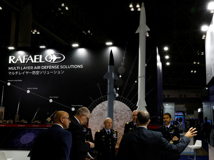 Ufficiali militari italiani visitano lo spettacolo della difesa giapponese DSEI al Makuhari Messe di Chiba