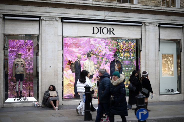 La gente cammina fuori da un negozio Dior su New Bond Street a Londra