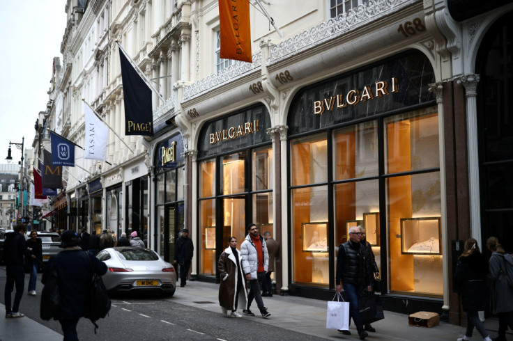 La gente cammina fuori da un negozio Bulgari su New Bond Street a Londra