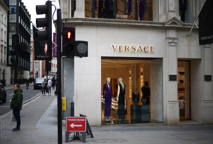 La persona si trova fuori da un negozio Versace in New Bond Street a Londra