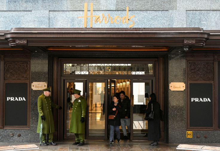 Il personale della porta lavora presso i magazzini Harrods a Londra