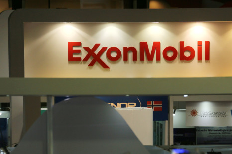 Il logo della Exxon Mobil Corp è visibile al Rio Oil and Gas Expo and Conference di Rio de Janeiro