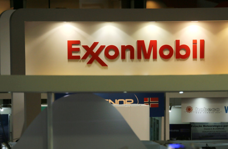 Il logo della Exxon Mobil Corp è visibile al Rio Oil and Gas Expo and Conference di Rio de Janeiro