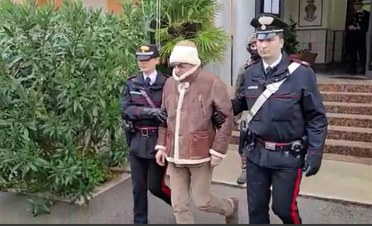 Il boss di Cosa Nostra Matteo Messina Denaro viene portato via dalla polizia dopo essere stato arrestato all&#39;inizio di quest&#39;anno