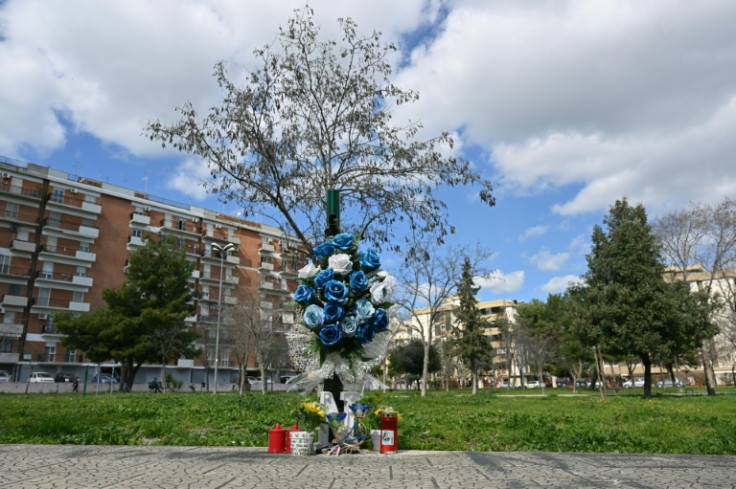 Fiori lasciati in memoria della vittima di mafia Nicola Di Rienzo, 21 anni, assassinato da minorenne a Foggia a novembre
