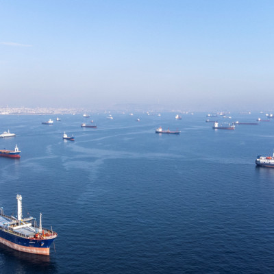 Le navi commerciali, comprese le navi che fanno parte dell&#39;affare del grano del Mar Nero, aspettano di passare lo stretto del Bosforo al largo delle coste di Yenikapi a Istanbul