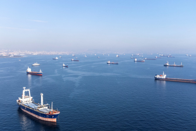 Le navi commerciali, comprese le navi che fanno parte dell&#39;affare del grano del Mar Nero, aspettano di passare lo stretto del Bosforo al largo delle coste di Yenikapi a Istanbul