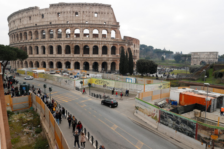 Vista generale del Colosseo accanto ai cantieri di una metropolitana a Roma