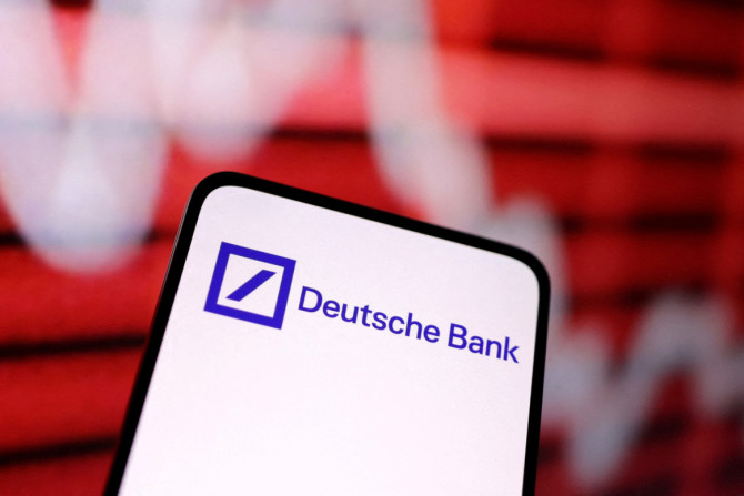 L&#39;illustrazione mostra il logo Deutsche Bank e il grafico azionario decrescente