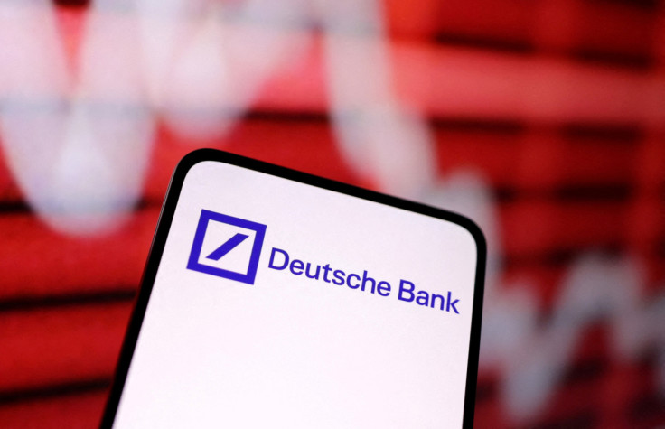 L&#39;illustrazione mostra il logo Deutsche Bank e il grafico azionario decrescente