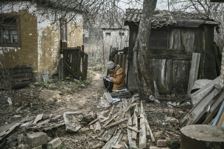 Una donna prende appunti e usa il suo smartphone nella città di Chasiv Yar, nell&#39;Ucraina orientale