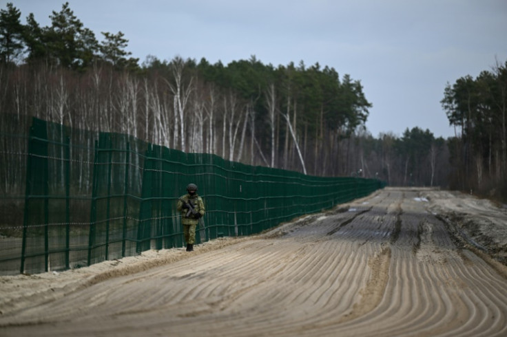 Le guardie di frontiera bielorusse pattugliano la frontiera con l&#39;Ucraina