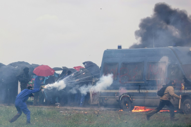 I manifestanti hanno lanciato vari proiettili, inclusi esplosivi improvvisati, mentre la polizia ha risposto con gas lacrimogeni, cannoni ad acqua e proiettili di gomma