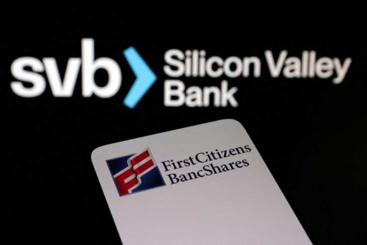 L&#39;illustrazione mostra i loghi First Citizens BancShares e SVB (Silicon Valley Bank).