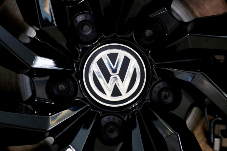Il logo della casa automobilistica tedesca Volkswagen è visibile su un coprimozzo in uno showroom di un concessionario Volkswagen a Bruxelles
