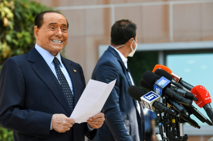 L&#39;ex primo ministro italiano Silvio Berlusconi ha parlato ai media dopo aver lasciato l&#39;ospedale nel settembre 2020