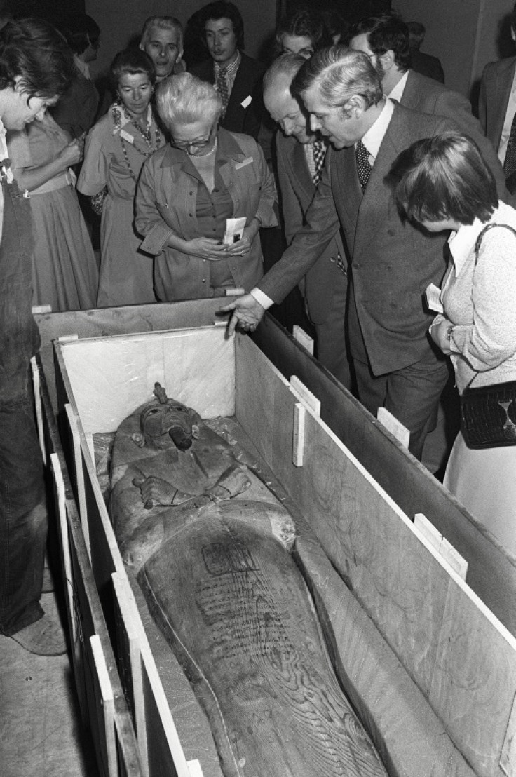 L&#39;archeologa Christiane Desroches-Noblecourt (al centro), responsabile delle antichità egizie al Louvre, all&#39;inaugurazione della mostra del Grand Palais Ramses II a Parigi nel 1976, dove era esposto il sarcofago del faraone