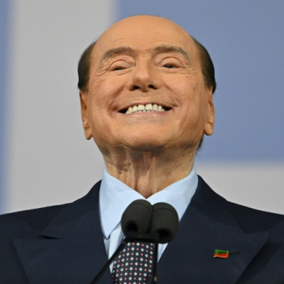 Berlusconi, miliardario e figura straordinaria della politica italiana, è in terapia intensiva all&#39;ospedale San Raffaele di Milano da mercoledì