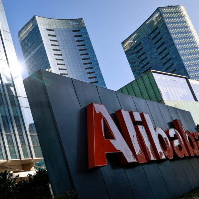 Il logo di Alibaba Group è visibile nel suo ufficio a Pechino