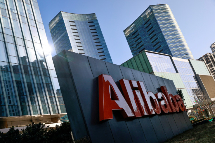 Il logo di Alibaba Group è visibile nel suo ufficio a Pechino