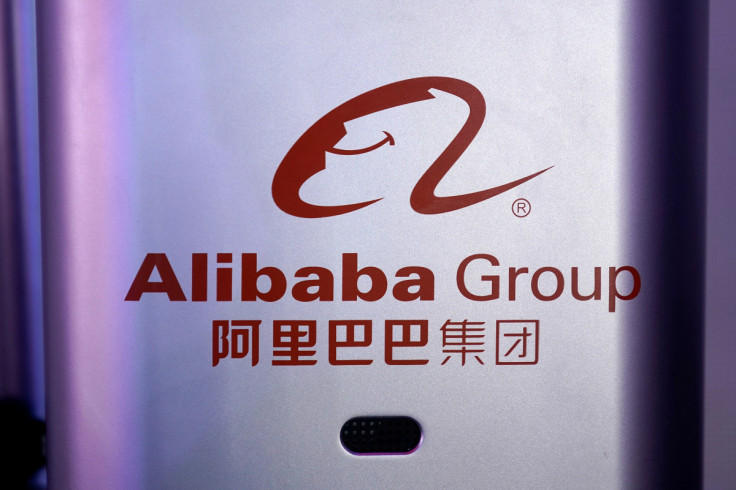 Un logo di Alibaba Group è visibile durante il festival dello shopping globale 11.11 Singles&#39; Day di Alibaba Group in un media center di Hangzhou