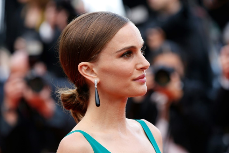 Natalie Portman recita al fianco di Julianne Moore nel film in concorso "May December" del regista Todd Haynes