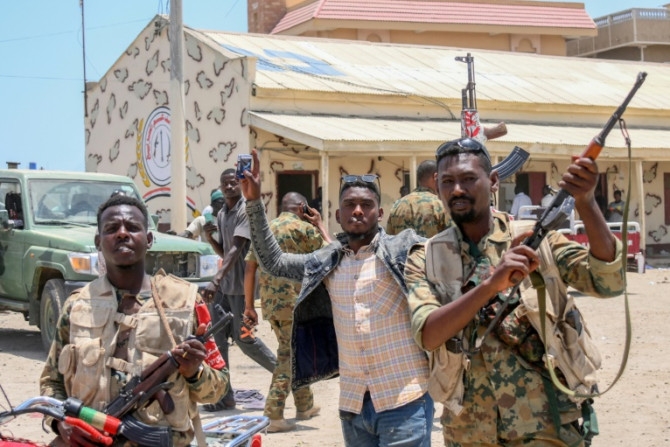 Soldati fedeli al capo dell&#39;esercito sudanese Abdel Fattah al-Burhan posano per una foto in una base delle forze di supporto rapido nella città di Port Sudan, sul Mar Rosso