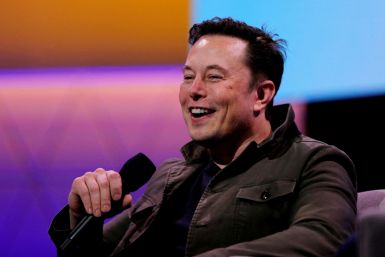 Il proprietario di SpaceX e CEO di Tesla, Elon Musk, parla durante una conversazione con il leggendario game designer Todd Howard alla convention sui giochi E3 a Los Angeles