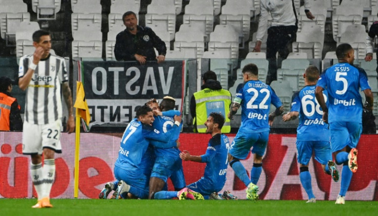 Giacomo Raspadori è stato sommerso dai suoi compagni di squadra del Napoli dopo aver segnato il suo vincitore nel tempo di recupero