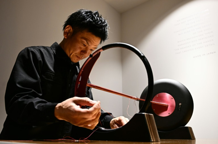 Un artigiano giapponese lavora su un pezzo per il marchio giapponese Ritzwell