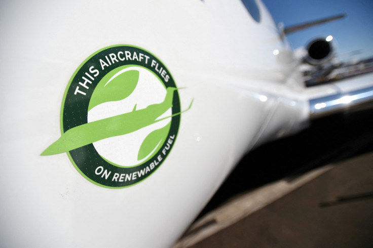 Una decalcomania che afferma "Questo aereo vola con carburante rinnovabile" è visibile su un business jet Gulfstream 650ER alla mostra della National Business Aviation Association (NBAA) a Las Vegas