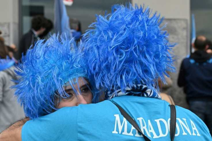 I tifosi del Napoli reagiscono con delusione dopo che la loro squadra non è riuscita ad aggiudicarsi il titolo di Serie A